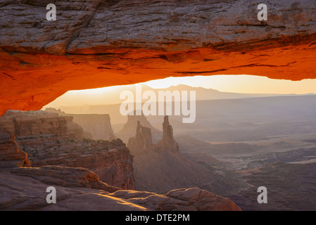 Mesa Arch à l'aube à la lavandière à Arch, des îles dans le ciel article de Canyonlands National Park, Utah, USA Banque D'Images