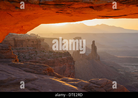 Mesa Arch à l'aube à la lavandière à Arch, des îles dans le ciel article de Canyonlands National Park, Utah, USA Banque D'Images