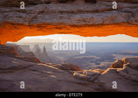 Mesa Arch à l'aube à la lavandière à Arch, des îles dans le ciel article de Canyonlands National Park, Utah, USA Banque D'Images