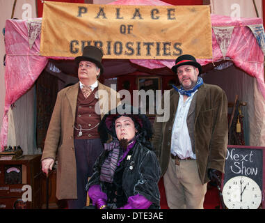 Blackpool, Lancashire, Royaume-Uni 16 février, 2014. David Oxley, Mark Cudworth, Kirston Ramsker, "Le Palace de curiosités" du Blackpool's festival annuel de cirque, de magie et de nouvelle variété. Les dix jours du festival de magie qui est Showzam voit la victime des célèbres lieux d'équilibristes, jongleurs et artistes de rue. Le festival se déroule chaque année dans Blackpool, un festival unique et extraordinaire qui comprend un certain nombre d'interprètes de haut niveau, artistes de rue, de cirque, de magie et de nouvelle variété et jamais vu auparavant présenté actes dans toute la ville. Credit : Mar Photographics/Alamy vivre Banque D'Images