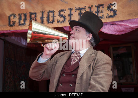 Blackpool, Lancashire, Royaume-Uni 16 février, 2014. L'annonce par le biais d'un mégaphone en laiton, ou loudhailer lors de l'ouverture de la Victorian Palace de curiosités à la scène du Blackpooll festival annuel de cirque, spectacle de magie, côté & nouvelle variété. Banque D'Images