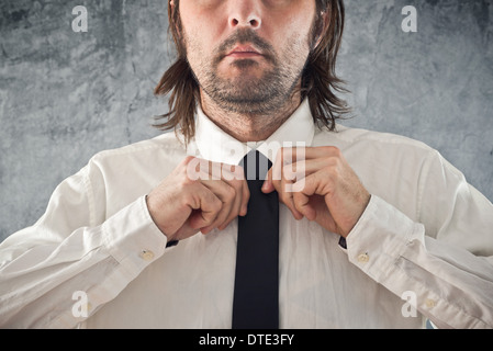 Businessman tying necktie. La correction de l'homme égalité, Close up avec focus sélectif. Banque D'Images