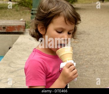 Little girl licking ice cream Banque D'Images