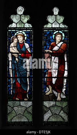 Vitrail par Henry Holiday, représentant la Vierge et l'enfant, et de Saint Jean, St Andrew's Church, Old Cleeve, Somerset Banque D'Images