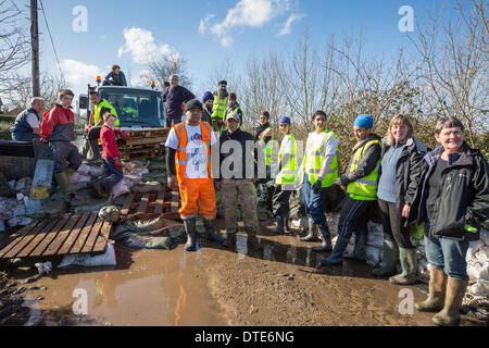 Des bénévoles de la Khalsa rencontrez l'aide avec le personnel de l'Agence de l'Environnement le 16 février, 2014 dans le village de la lande. Ils aident à distribuer les fournitures de pétrole, d'eau, de l'alimentation et des sacs de sable pour les résidents qui demeurent. L'organisation de l'aide du Khalsa est un organisme de bienfaisance dirigé par des bénévoles de la communauté Sikh pour apporter des secours humanitaires à travers le monde. C'est la pire inondation en Somerset depuis le début des études. Banque D'Images