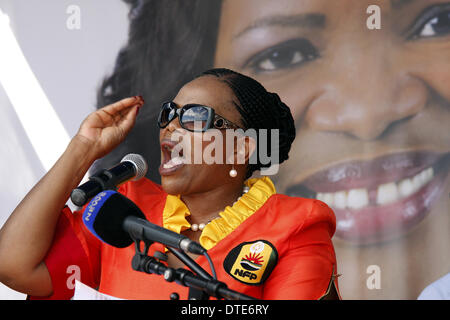 DURBAN - 16 février 2014 - Zanele kaMagwaza-Msibi, le chef de l'Afrique du Sud, le Parti de la liberté nationale, adresses les fidèles du parti lors d'un rassemblement dans le stade de Durban où la fontaine Curry du parti 2014 élection manifeste a été dévoilé. Le parti a aussi célébré le troisième anniversaire de sa fondation, puis lorsque Msibi l'Inkatha Freedom Party, présidente nationale, s'est détachée pour former le NFP. Le pays va aux urnes le 7 mai pour la cinquième élection depuis la fin de l'apartheid en 1994. Photo : Giordano Stolley Banque D'Images