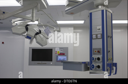 Nouvelle installation moderne NHS, salle d'opération avec éclairage, moniteurs de machines et équipements médicaux. Banque D'Images