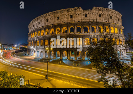 Le trafic d'une nuit claire devant le Colisée à Rome, Italie Banque D'Images