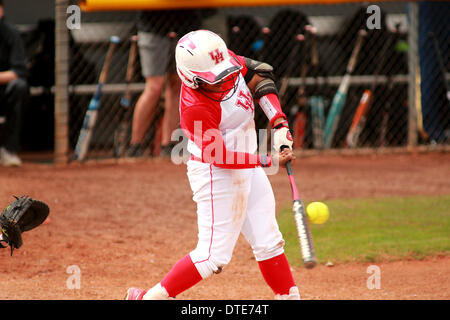 Houston, Texas, USA. 16 Février, 2014. 16 févr. 2014 : joueur de l'Université de Houston Kayla Hollande # 15 balançoires à un intervalle au cours du match NCAA entre Houston et de l'Armée de stade de softball de Cougar à Houston, TX. © csm/Alamy Live News Banque D'Images