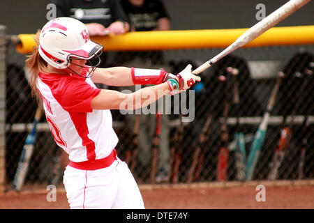 Houston, Texas, USA. 16 Février, 2014. 16 févr. 2014 : Université de Houston catcher Haley Outon # 10 balançoires à un intervalle au cours du match NCAA entre Houston et de l'Armée de stade de softball de Cougar à Houston, TX. © csm/Alamy Live News Banque D'Images