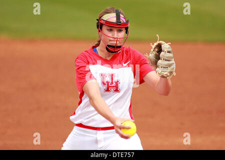 Houston, Texas, USA. 16 Février, 2014. 16 févr. 2014 : Université de Houston pitcher Diedre Outon # 1 fournit un lancer au cours de la match NCAA entre Houston et de l'Armée de stade de softball de Cougar à Houston, TX. © csm/Alamy Live News Banque D'Images