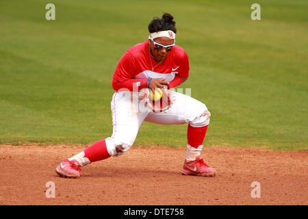 Houston, Texas, USA. 16 Février, 2014. 16 févr. 2014 : joueur de l'Université de Houston Kayla Hollande # 15 champs un terrain de softball balle au cours de la NCAA match entre Houston et de l'Armée de stade de softball de Cougar à Houston, TX. © csm/Alamy Live News Banque D'Images