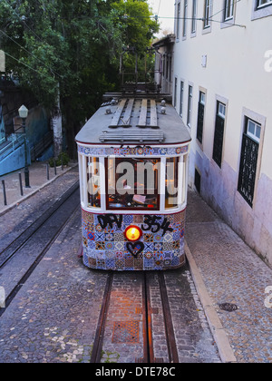 Funiculaire qui monte la Calcada da Gloria street à Lisbonne, Portugal Banque D'Images