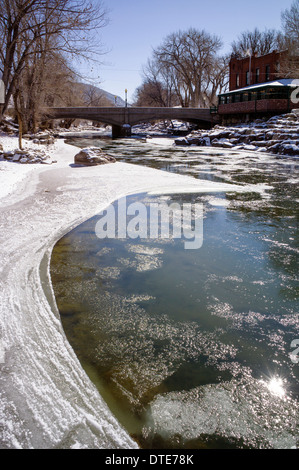 De la glace sur la rivière Arkansas qui traverse le centre-ville de quartier historique de la petite ville de montagne de Salida, Colorado, USA Banque D'Images