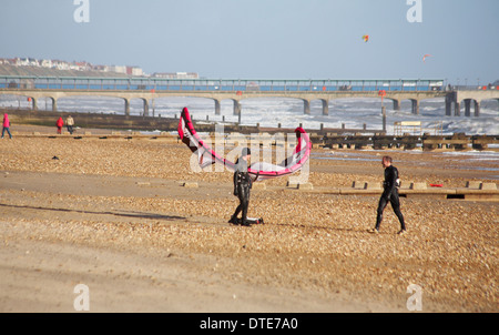 Kite surfeurs d'emballer sur la plage entre Bournemouth et Boscombe piers en Février Banque D'Images