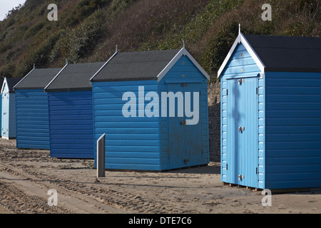 Des cabanes de plage bleues délogées font face à la mauvaise voie et sont délabrée après les récentes tempêtes de mauvais temps venteux à Bournemouth, Dorset au Royaume-Uni en février Banque D'Images