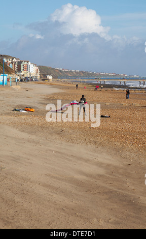 Kite surfer l'emballage sur la plage entre Bournemouth et Boscombe piers en Février Banque D'Images