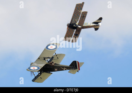 Deux avions de combat réplique comme si plus les tranchées de la Première Guerre mondiale - la Grande Guerre. L'un Allemand, un Britannique Royal Flying Corps Banque D'Images