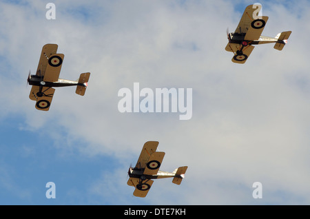 Un "Vic" des trois Première Guerre mondiale avion volant réplique comme s'éteint pour patrouiller sur les lignes. Période 1917-1918 Scénario. Les avions de la Grande Guerre Banque D'Images