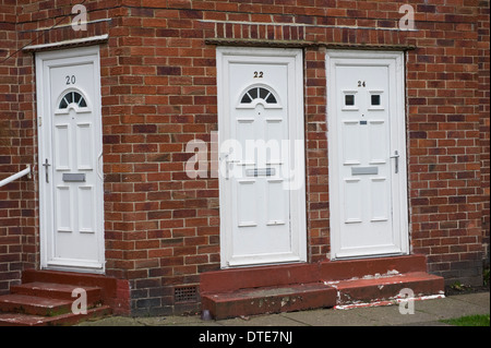 Numéro 20 blanc 22 & 24 façade en plastique portes des maisons, à Scarborough, North Yorkshire Angleterre UK Banque D'Images