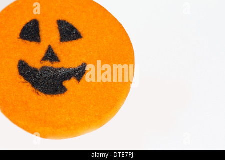 Orange américain Halloween One un truc biscuit de citrouille ou gâteau de aboveheadtop fond de table blanc personne horizontal aux États-Unis US haute résolution Banque D'Images