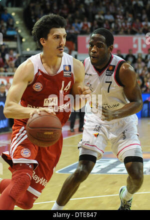 Munich, Allemagne. 16 Février, 2014. La Munich Nihad Djedovic (L) et à Bonn's Ryan Brooks rivalisent pour le ballon de basket-ball au cours de la Bundesliga entre FC Bayern Muenich et paniers de Bonn à Munich, Allemagne, 16 février 2014. Photo : Andreas Gebert/dpa/Alamy Live News Banque D'Images