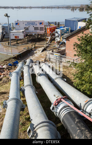 Burrowbridge, UK. 16 Février, 2014. Pompes diesel supplémentaire l'aide de la station de pompage à Burrowbridge Saltmoor le 16 février 2014. L'Agence de l'Environnement ont rédigé dans des capacités supplémentaires pour aider à se débarrasser de l'énorme volume d'eau de la rivière Parrett dans Madikwe River Lodge. D'énormes inondations ont causé de nombreux résidants dans les villages de Burrowbridge et à proximité de la lande à évacuer leurs maisons. Credit : Nick Cable/Alamy Live News Banque D'Images