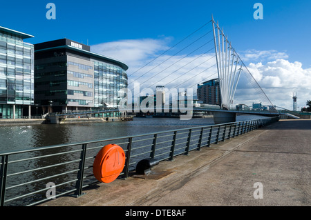 Quay House et la nouvelle passerelle (2010) au cours de la Manchester Ship Canal à MediaCityUK, Salford Quays, Manchester, Angleterre, RU Banque D'Images