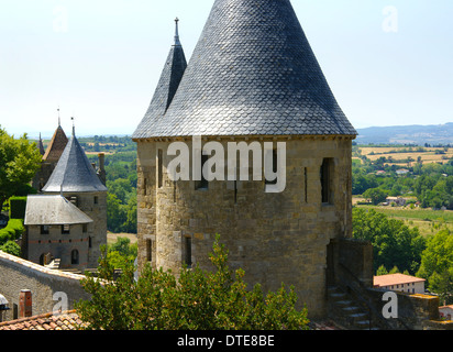 Vue de remparts de Carcassonne dans les tourelles du château château et voir à travers champs derrière Banque D'Images