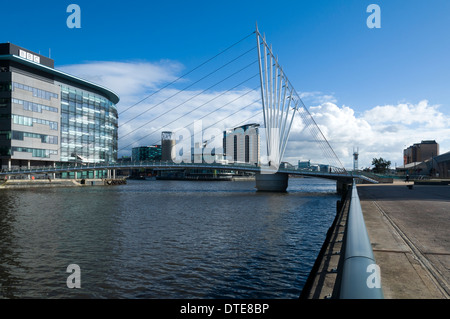 Quay House et la nouvelle passerelle (2010) au cours de la Manchester Ship Canal à MediaCityUK, Salford Quays, Manchester, Angleterre, RU Banque D'Images