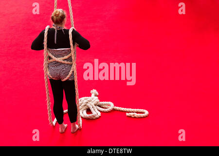 Corde acrobatique danse, acrobatie corde aérienne à Blackpool, Lancashire, Royaume-Uni 16 février, 2014. NoFit State Circus est une compagnie de cirque contemporain basée à Cardiff, Pays de Galles. Une troupe acrobatique du Blackpool's festival annuel de cirque, de magie et de nouvelle variété. Les dix jours du festival de magie qui est Showzam voit la victime des célèbres lieux d'équilibristes, et une variété d'artistes de rue. Banque D'Images