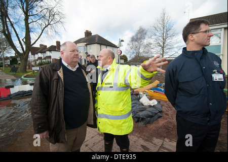 Eric Pickles Oxford ouest visites lors des inondations de la fin 2013 Banque D'Images