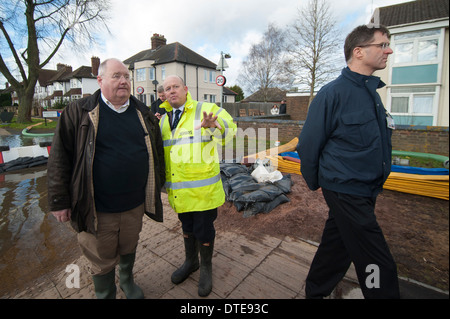 Eric Pickles Oxford ouest visites lors des inondations de la fin 2013 Banque D'Images