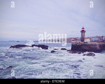 Le Farol Rio Douro Pontao Norte à Porto, Portugal Banque D'Images