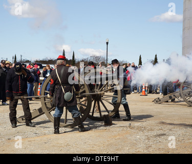 Franks, de l' écureuil swansea est en position 1 en tirant le canon. La position 1 est la ram et sponger. samedi du livre et reconstitution utilisé six livres dix canons. Le camp de Wade Hampton, des fils d'anciens combattants confédérés a tenu un mitraillage de Colombie-Britannique, samedi après-midi. l'illustre reconstitution le jour de la Sherman's tirer sur Colombie-Britannique le 20 jan. 16, 1865. |acheter les dernières dépèches photo calendrier communautaire pour les Midlands, fév. 16 lake murray symphony est en amour avec la musique meilleurs paris pour février. 16 President's day d'usines communauté calendrier pour les Midlands, fév. Banque D'Images