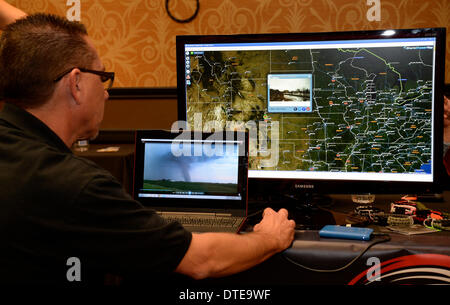 Feb 15, 2014. Denver CO. Studios graves Storm Chaser s'Wilkens montre le nouveau système ZOOM-IMAP par des Studios, au cours de la 2014. Chaser Con(storm chasers convention). Photo par Gene Blevins/LA DailyNews/ZumaPress (crédit Image : ©/ZUMAPRESS.com) Blevins génique Banque D'Images