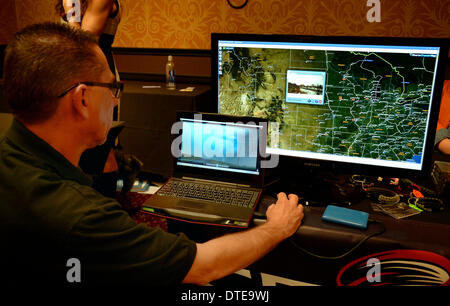 Feb 15, 2014. Denver CO. Studios graves Storm Chaser s'Wilkens montre le nouveau système ZOOM-IMAP par des Studios, au cours de la 2014. Chaser Con(storm chasers convention). Photo par Gene Blevins/LA DailyNews/ZumaPress (crédit Image : ©/ZUMAPRESS.com) Blevins génique Banque D'Images