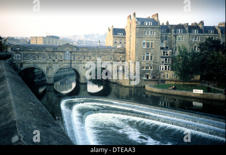 Horseshoe weir sur la rivière Avon par Pulteney Bridge 1986 Bath Somerset England UK en Grande-Bretagne. Banque D'Images