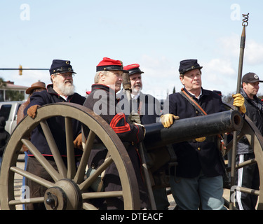 Franks, de l' écureuil swansea est en position 1 en tirant le canon. La position 1 est la ram et sponger. samedi du livre et reconstitution utilisé six livres dix canons. Le camp de Wade Hampton, des fils d'anciens combattants confédérés a tenu un mitraillage de Colombie-Britannique, samedi après-midi. l'illustre reconstitution le jour de la Sherman's tirer sur Colombie-Britannique le 20 jan. 16, 1865. |acheter les dernières dépèches photo calendrier communautaire pour les Midlands, fév. 16 lake murray symphony est en amour avec la musique meilleurs paris pour février. 16 President's day d'usines communauté calendrier pour les Midlands, fév. Banque D'Images