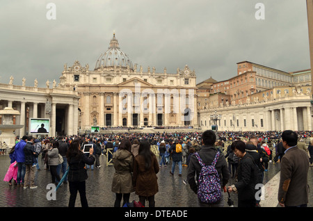 Le pape apparaît sur l'afficheur de telly aux foules à Rome.C'est directement à l'extérieur de St.Peter's Church dans le square Banque D'Images