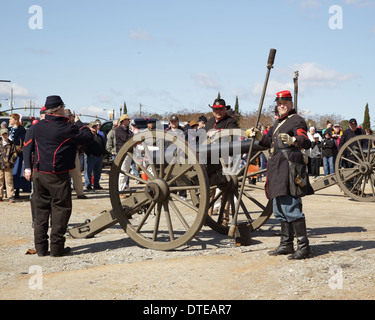 Franks, de l' écureuil swansea est en position 1 en tirant le canon. La position 1 est la ram et sponger. samedi du livre et reconstitution utilisé six livres dix canons. Le camp de Wade Hampton, des fils d'anciens combattants confédérés a tenu un mitraillage de Colombie-Britannique, samedi après-midi. l'illustre reconstitution le jour de la Sherman's tirer sur Colombie-Britannique le 20 jan. 16, 1865. |acheter les dernières dépèches photo calendrier communautaire pour les Midlands, fév. 16 lake murray symphony est en amour avec la musique meilleurs paris pour février. 16 President's day d'usines communauté calendrier pour les Midlands, fév. Banque D'Images