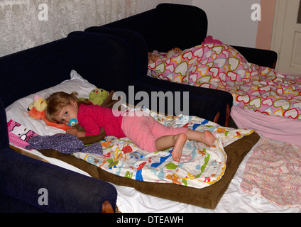 Quelques instants avant de dormir, les enfants au lit Banque D'Images