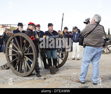 Franks, de l' écureuil swansea est en position 1 en tirant le canon. La position 1 est la ram et sponger. samedi du livre et reconstitution utilisé six livres dix canons. Le camp de Wade Hampton, des fils d'anciens combattants confédérés a tenu un mitraillage de Colombie-Britannique, samedi après-midi. l'illustre reconstitution le jour de la Sherman's tirer sur Colombie-Britannique le 20 jan. 16, 1865. |acheter les dernières dépèches photo calendrier communautaire pour les Midlands, fév. 16 lake murray symphony est en amour avec la musique meilleurs paris pour février. 16 President's day d'usines communauté calendrier pour les Midlands, fév. Banque D'Images