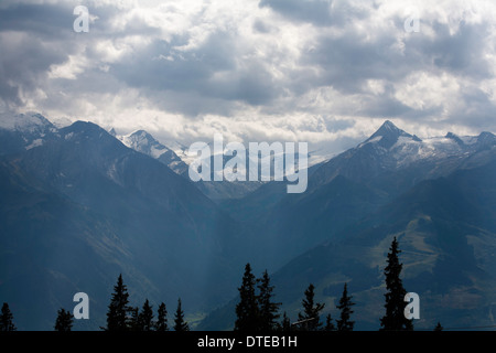 Une vue le long des Kapruner Tal encadrée par le Kitzsteinhorn et Le Hoher Tenn du Schmittenhohe Kaprun et Zell am See Banque D'Images