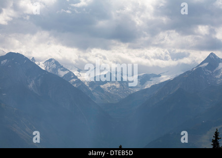 Une vue le long des Kapruner Tal encadrée par le Kitzsteinhorn et Le Hoher Tenn du Schmittenhohe Kaprun et Zell am See Banque D'Images