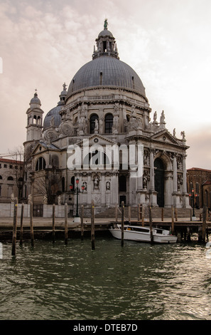 Une église Vénitienne Santa Maria della Salute en début de soirée le soleil de printemps Banque D'Images