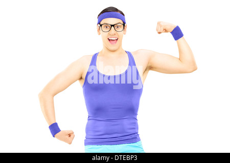 Nerdy man in sportswear montrant biceps Banque D'Images