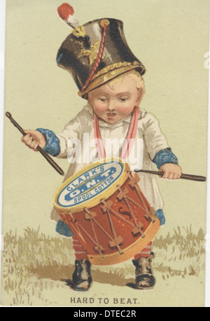 Une carte commerciale victorienne de Clark’s Spool Cotton présentant des images d’enfants jouant d’instruments de musique aux côtés de matériel et de fournitures de couture, soulignant le lien entre la vie familiale et l’industrie textile. Banque D'Images