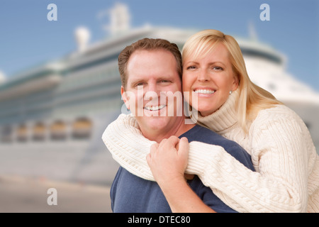 Young Happy Couple Hugging sur le quai en face d'un navire de croisière. Banque D'Images