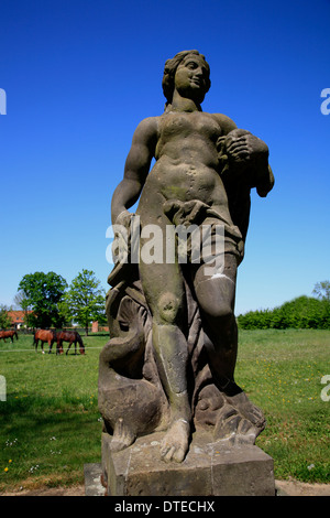 Randonnée à vélo, de l'elbe Schoenhausen, Sachsen-Anhalt, Altmark, la sculpture dans le parc à Bismarck-Museum Banque D'Images